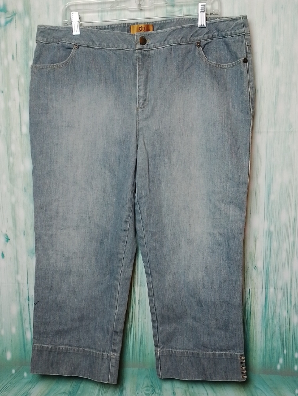 Dana Buchman Denim Light Blue Women's Capris Size 16